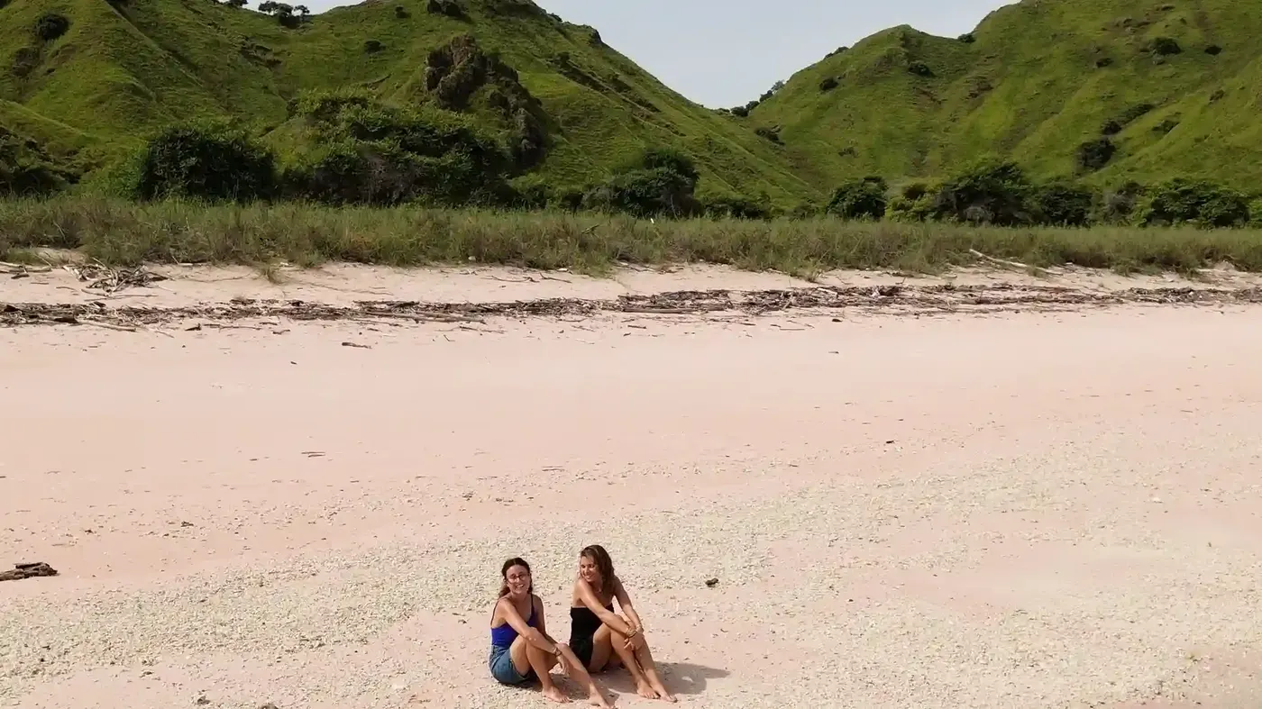 Pink Beach Komodo Labuan Bajo Komodo Island Tour — Komodo National Park