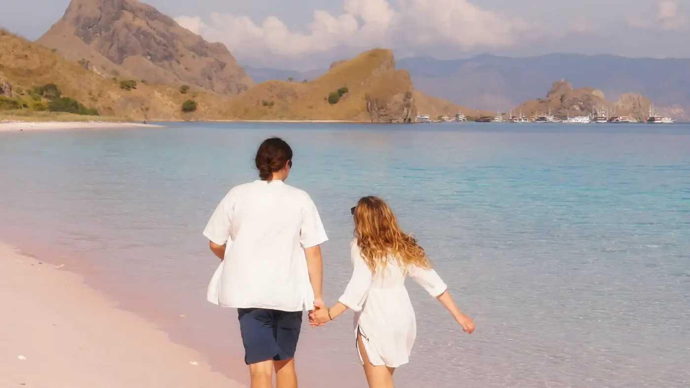 Romantic Honeymoon In Komodo National Park Pink Beach — Komodo National Park