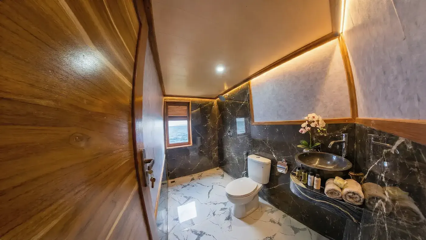 Suite Cabin Naturalia Cruise &mdash; Taman Nasional Komodo, oleh operator kami Komodo Luxury