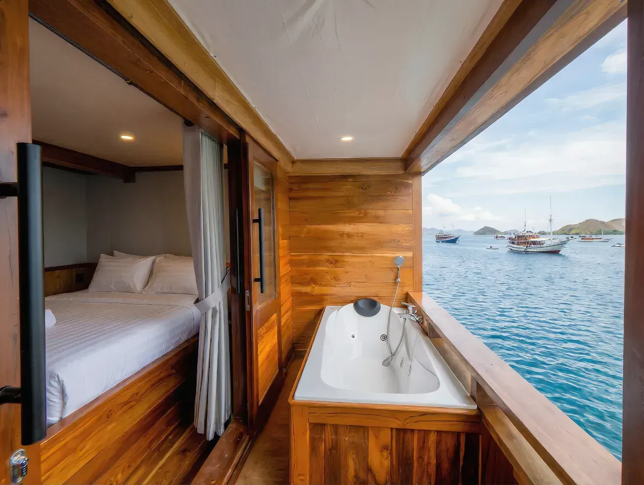 Suite Cabin Naturalia Cruise Bathtub — Komodo National Park