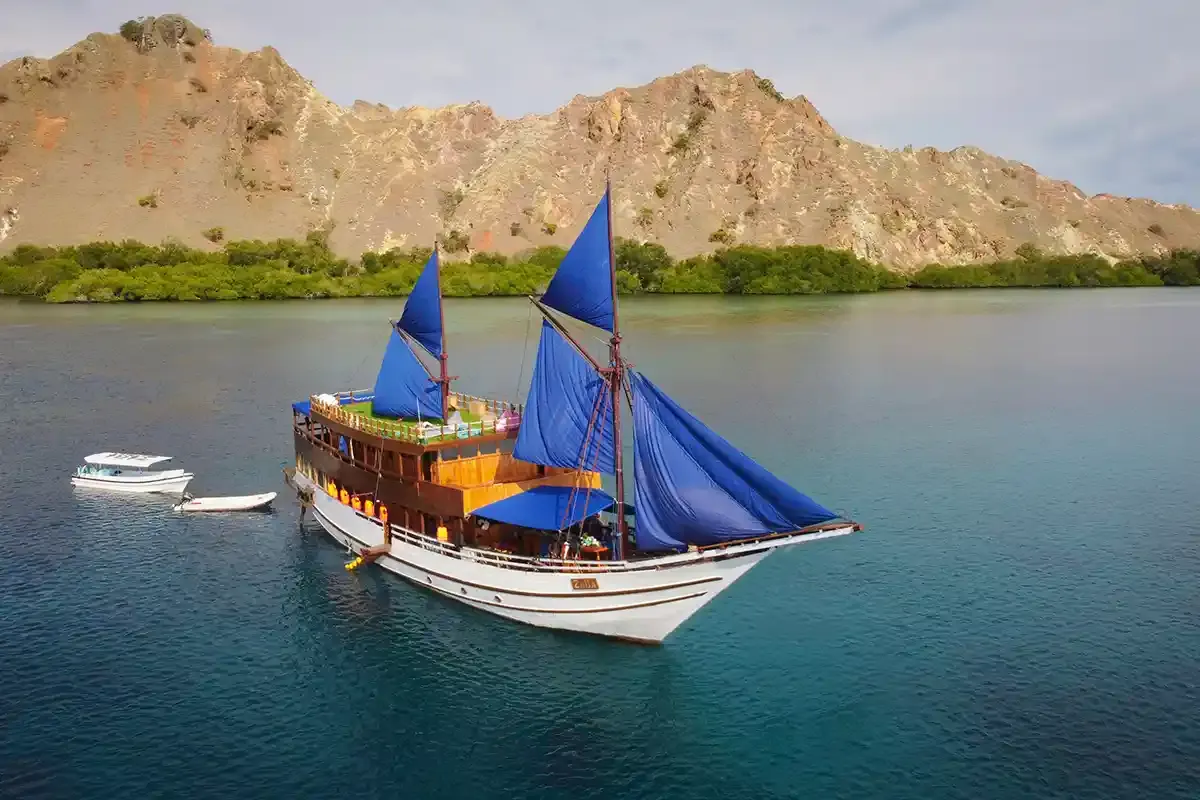 Zada Ulla Yacht Cruise Phinisi — Komodo National Park